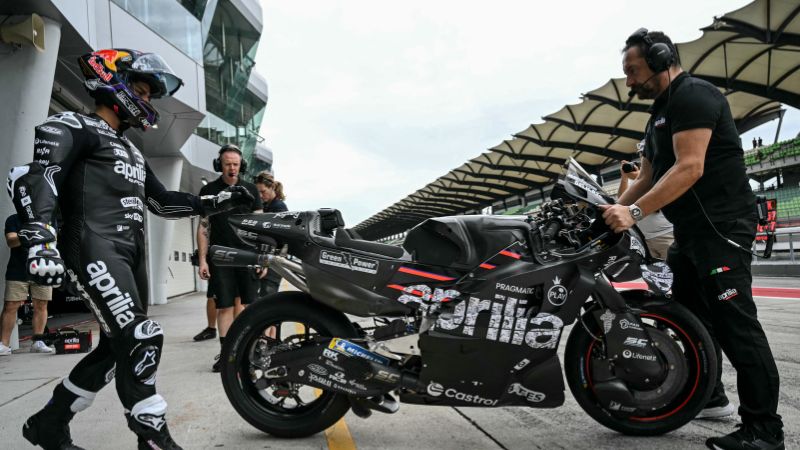 El piloto español de Aprilia Racing, Jorge Martín, se prepara para rodar durante el primer día de pruebas de pretemporada de MotoGP 2025.