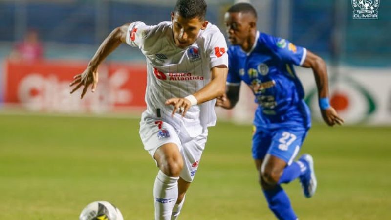 El delantero de Olimpia, José Mario Pinto, deja atrás al defensa de Victoria, Wisdom Quayé.