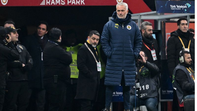 El entrenador portugués del Fenerbahce, José Mourinho, es acusado de racismo.