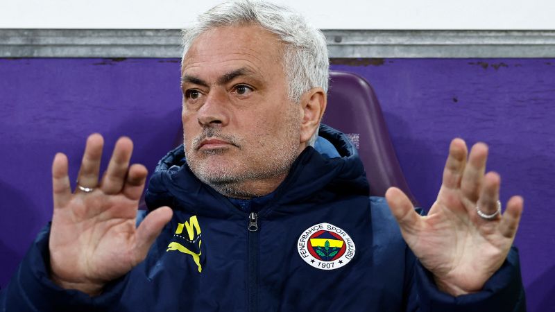 Según el Galatasaray, José Mourinho, habría expresado: "saltando como monos" al reaccionar a una decisión arbitral. 