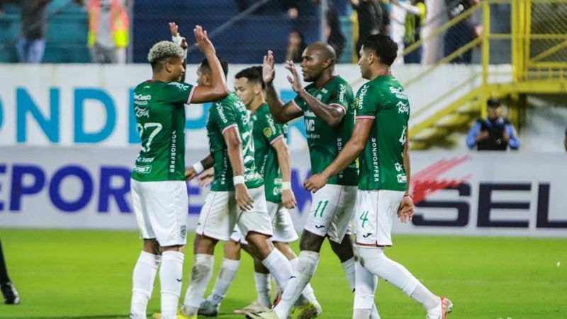 Juan Anangonó y sus compañeros celebran el triunfo sobre el Real España.