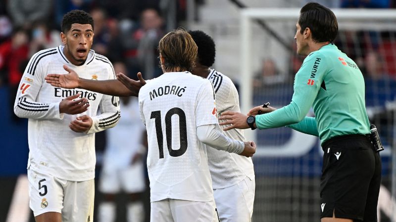 El centrocampista inglés del Real Madrid, Jude Bellingham, reacciona tras recibir una tarjeta roja.