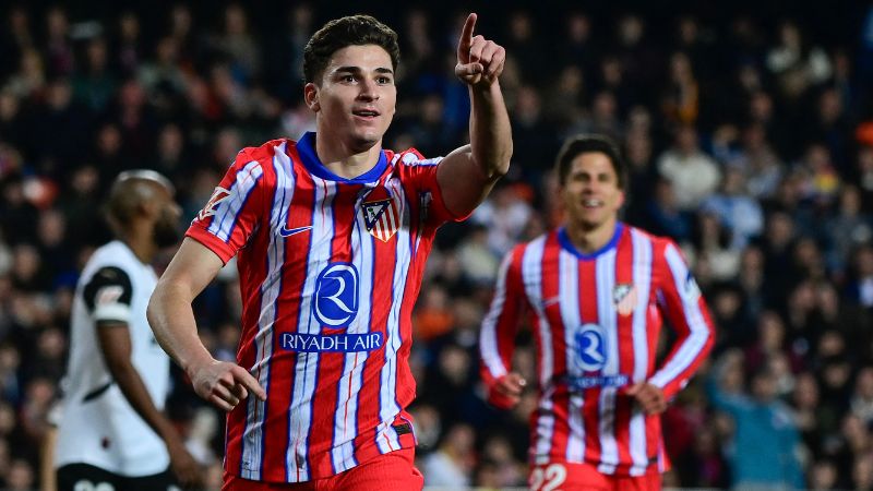 El delantero argentino del Atlético de Madrid, Julián Álvarez, celebra después de marcar su primer gol frente al Valencia.