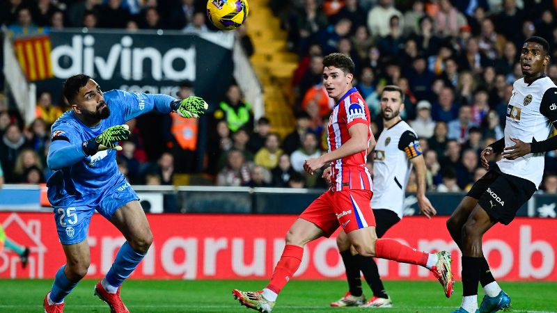 El delantero argentino del Atlético de Madrid, Julián Álvarez, marca su segundo gol ante el portero georgiano del Valencia, Giorgi Mamardashvili.