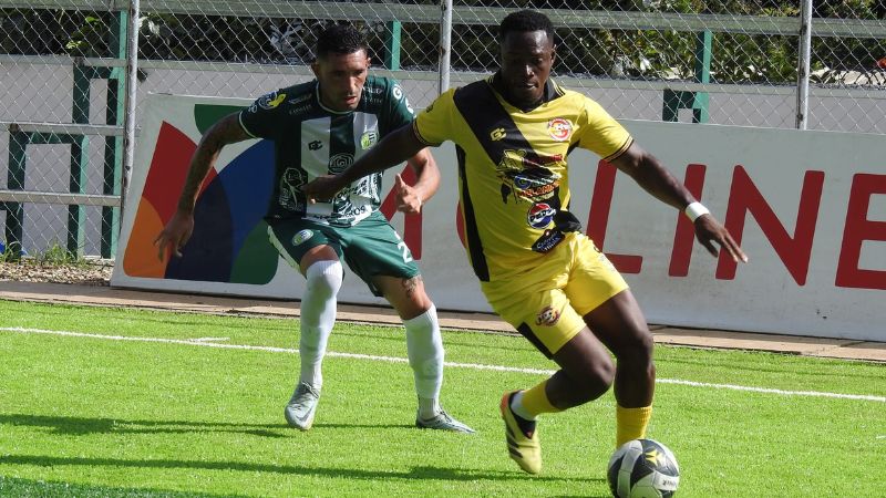 El colombiano de Génesis Comayagua, Luis Hurtado, controla el balón ante la marca de Nicolás Gómez de Juticalpa FC.