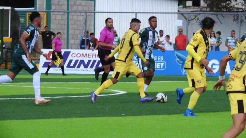 Mario Martínez conduce el balón en uno de los ataques del Génesis Comayagua.