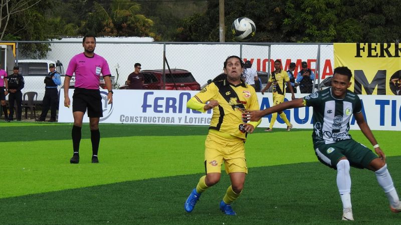 El comayagüense Randy Diamond busca controlar el balón ante la marca de Roger González de Juticalpa FC.