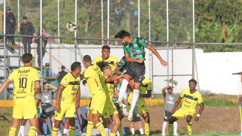 El defensa de Juticalpa FC, Kelvin Matute, remata de cabeza en una de las llegadas a marco de Luis "Buba" López.