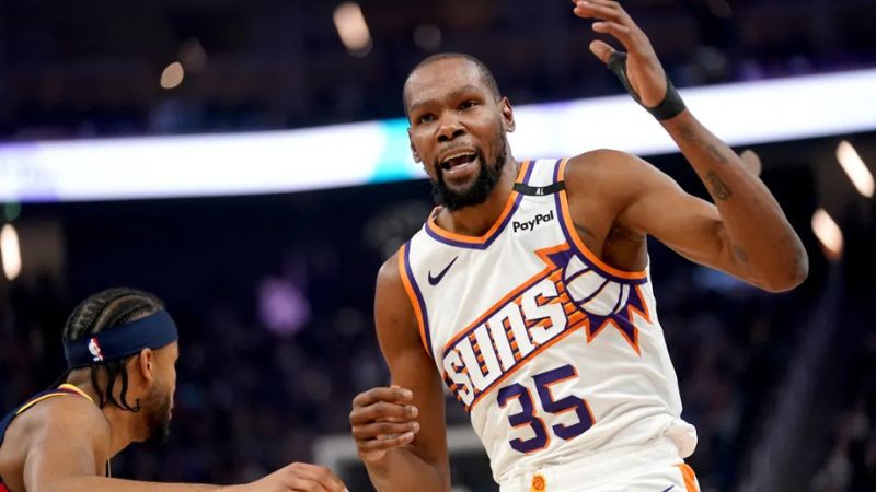 El basquetbolista Kevin Durant no se mueve de los Phoenix Suns en el cierre del mercado de fichajes de la NBA.