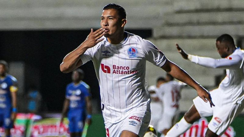 El delantero de Olimpia, Kevin López, celebra el único gol de su equipo sobre Victoria.