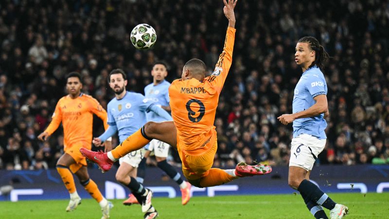 El delantero francés del Real Madrid, Kylian Mbappé, dispara y marca el primer gol sobre el Manchester City.