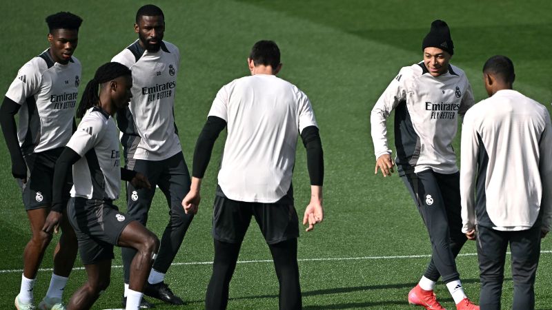 El delantero francés del Real Madrid, Kylian Mbappé, y sus compañeros de equipo trabajan previo al duelo ante el Manchseter City.