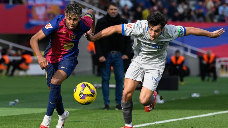 El delantero español de Barcelona Lamine Yamal corre por el balón con el defensor de Alavés, Manuel Sánchez.