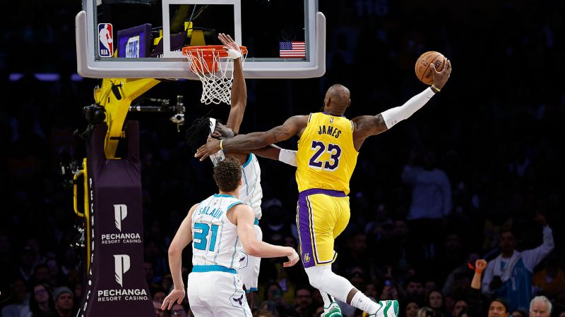 LeBron James, de Los Angeles Lakers, "vuela" para realizar un clavado en el partido contra Charlotte Hornets.