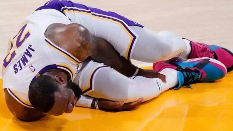 LeBron James se resiente de molestias en su tobillo izquierdo.