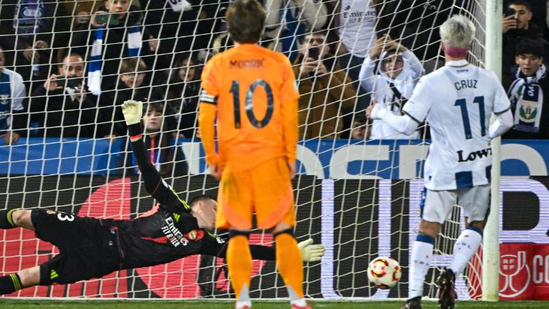 El delantero español del Leganés, Juan Cruz Díaz Esposito, convierte un penalti en el partido contra el Real Madrid.