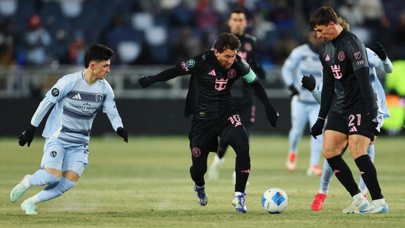 Lionel Messi del Inter Miami controla el balón durante el partido de ida de la Copa de Campeones de la Concacaf 2025 contra el Sporting Kansas City.