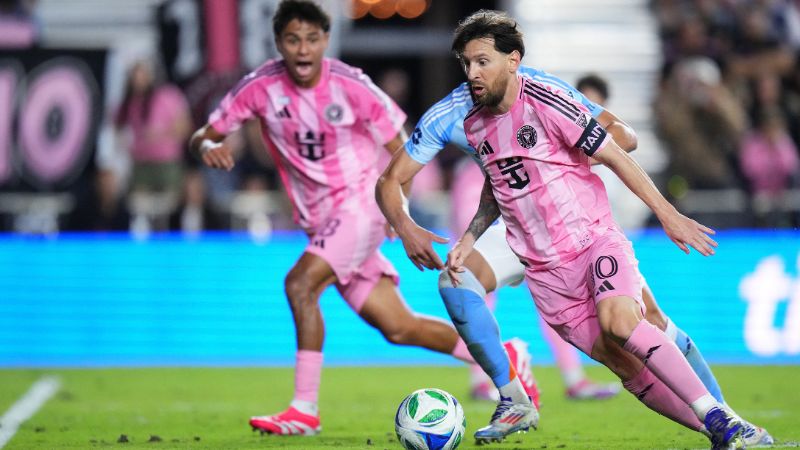 Lionel Messi del Inter Miami CF controla el balón durante el partido de la MLS contra el New York City FC.