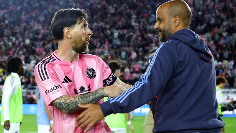 Lionel Messi, del Inter Miami CF, habla con Pascal Jansen, entrenador del New York City.