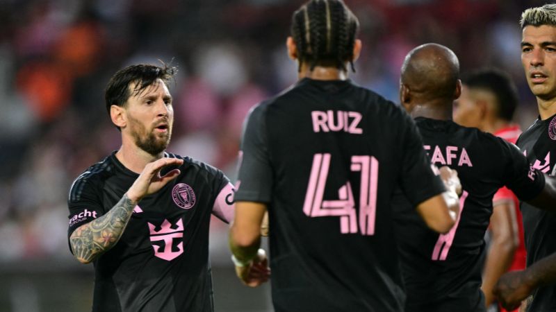 El delantero del Inter de Miami, Fafa Picault, celebra con su compañero de equipo, Lionel Messi, después de anotar el tercer gol contra el Sporting San Miguelito de Panamá.