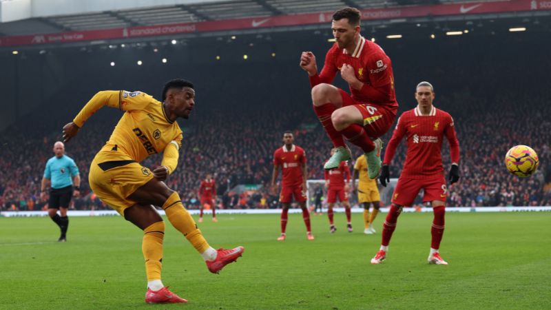 El defensa portugués del Wolverhampton Wanderers, Nelson Semedo, centra el balón durante el partido contra el Liverpool.