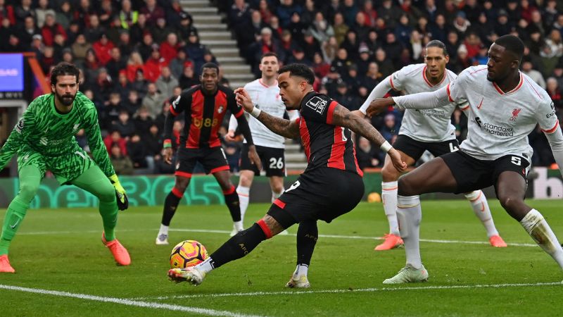 El delantero holandés del Bournemouth, Justin Kluivert, centra el balón durante el partido contra el Liverpool.