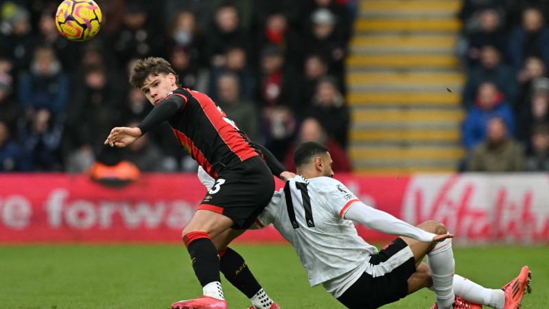 El defensa húngaro del Bournemouth, Milos Kerkez, compite con el delantero egipcio del Liverpool, Mohamed Salah.