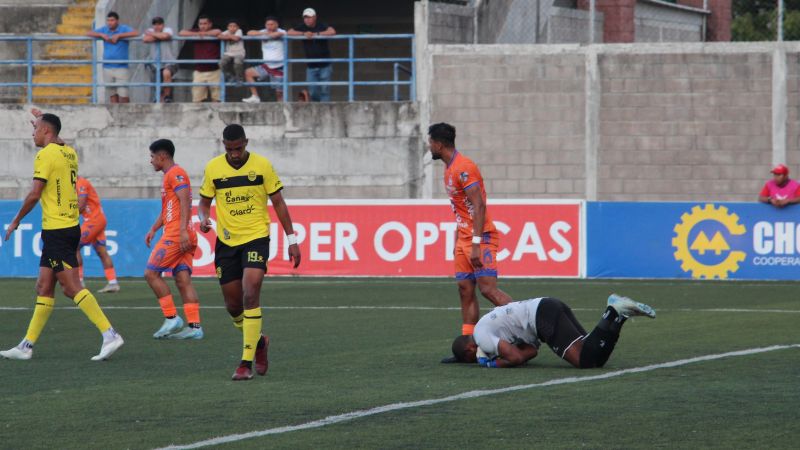 Luis "Buba" López se queda con el balón en una de las llegadas de los delanteros de Lobos UPNFM.