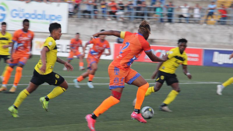 El capitán de Lobos UPNFM, Kevin Álvarez, conduce el balón en uno de los ataques de su equipo.