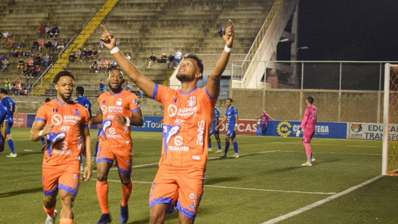 Fernando Banegas dirigirá a Lobos UPNFM en el partido del jueves contra Real España.UPNFM en el partido del jueves contra Real España.