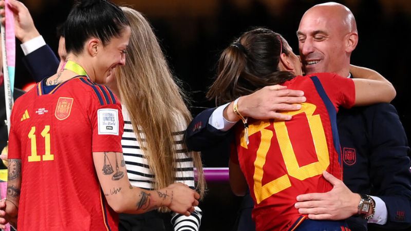 Luis Rubiales aceptó que se dejó llevar por la emoción, luego de ganar el título mundial femenino.