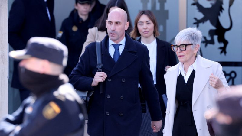 El expresidente de la Federación Española de Fútbol Luis Rubiales, acusado de agresión sexual y coacción por besar a la fuerza en los labios a la jugadora española Jenni Hermoso, acompañado por su abogada Olga Tubau.