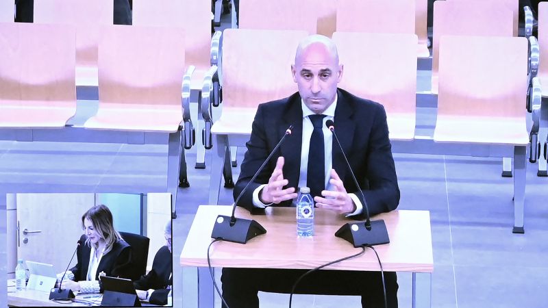 El expresidente de la Federación Española de Fútbol, ​​Luis Rubiales, acusado de agresión sexual y coacción por besar a la fuerza a Jenni Hermoso.