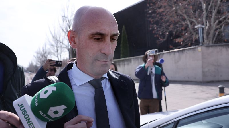 El expresidente de la Federación Española de Fútbol Luis Rubiales abandona el juzgado de San Fernando de Henares, al este de Madrid.