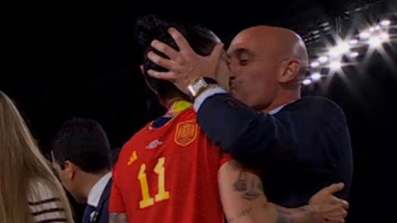 Solo una multa tendrá que pagar Luis Rubiales por el beso no consentido a Jenni Hermoso.