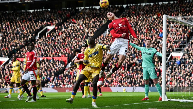 El centrocampista uruguayo del Manchester United Manuel Ugarte cabecea el balón durante el partido contra el Crystal Palace en Old Trafford.