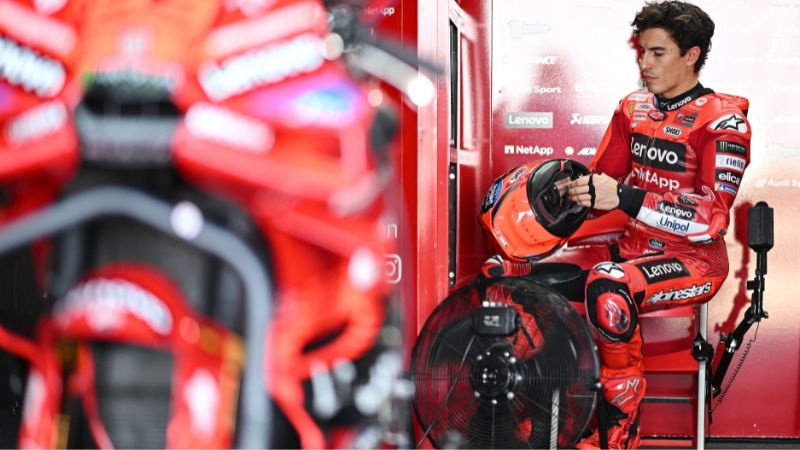 El piloto español del equipo Ducati Lenovo, Marc Márquez, se sienta dentro del garaje del equipo.