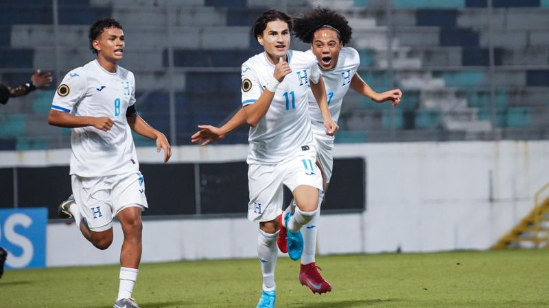 Marco Reyes (11), Edward Amador (8) y Luis Suazo (7), celebran el gol de la tranquilidad sobre San Martín.