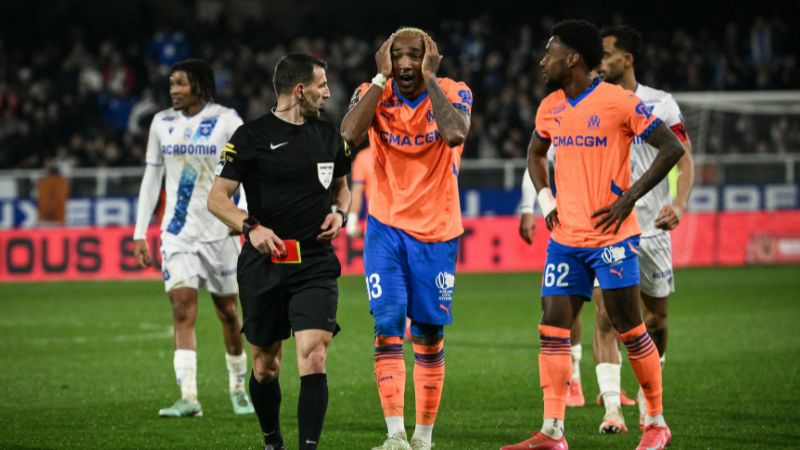 El defensa canadiense del Marsella, Derek Cornelius, reacciona después de recibir una tarjeta roja durante el partido contra el Auxerre.