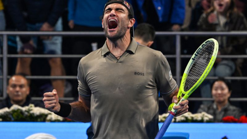 El italiano Matteo Berettin celebra después de derrotar al serbio Novak Djokovic.