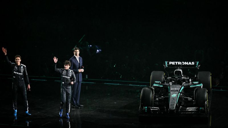 Los pilotos de Mercedes, George Russell y Andrea Kimi Antonelli, así como el director del equipo austriaco, Toto Wolff, junto al nuevo monoplaza de Fórmula 1.