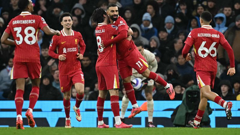 El centrocampista húngaro del Liverpool, Dominik Szoboszlai, celebra el segundo gol del equipo con su compañero Mohamed Salah.