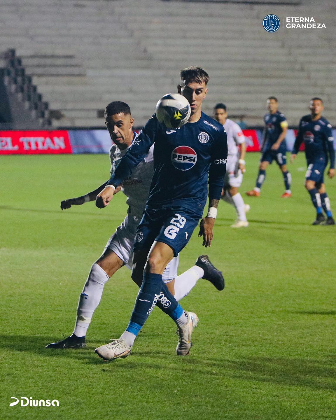 El motagüense, Rodrigo Auzmendi, controla el balón presionado por el defensa albo, Emmanuel Hernández.