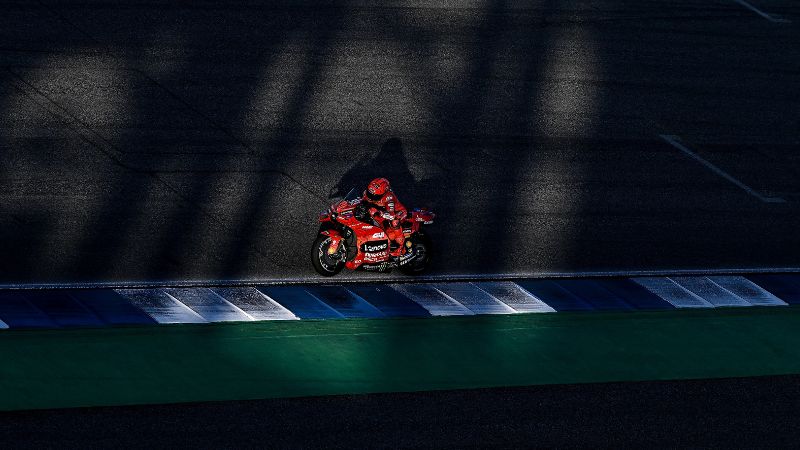 El piloto español del equipo Ducati Lenovo, Marc Márquez, enciende su moto durante el primer día de pruebas de pretemporada de MotoGP de Tailandia 2025 en el Circuito Internacional de Buriram.