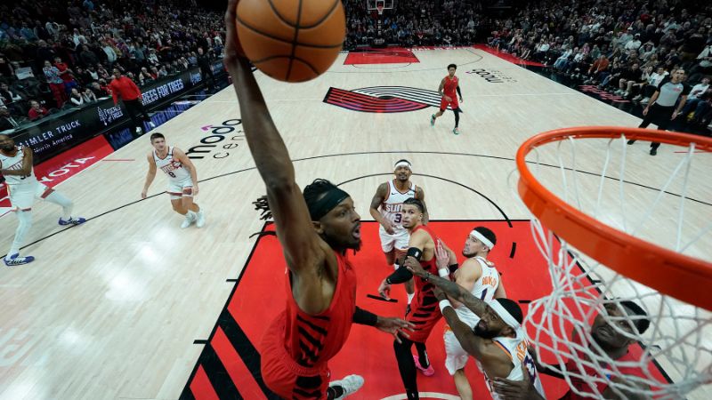 Jerami Grant de los Portland Trail Blazers encesta el balón durante el tiempo extra contra los Phoenix Suns.