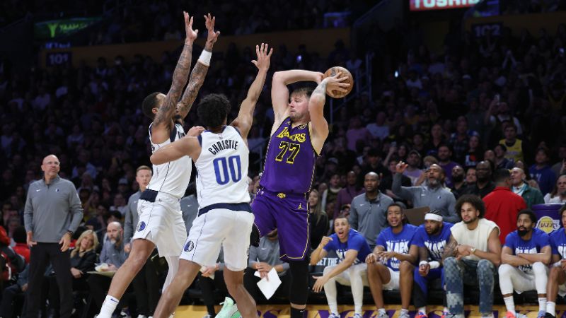 PJ Washington y Max Christie de los Dallas Mavericks defienden ante Luka Doncic de Los Angeles Lakers.