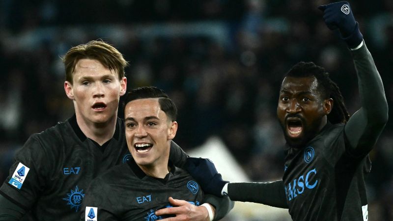 Los jugadores del Nápoles,Scott Mc Tominay, Giacomo Raspadori y Andre Zambo Anguissa celebran el segundo gol de su equipo ante el Lazio.