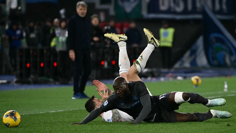 El delantero belga del Nápoles, Romelu Lukaku, lucha por el balón con el defensor italiano de Lazio, Alessio Romagnoli.