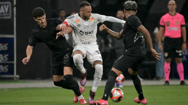 El delantero del Santos Neymar, el defensor del Corinthians Andre Ramalho Silva y el mediocampista venezolano José Martínez luchan por el balón.