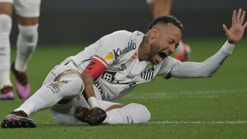 El delantero de Santos, Neymar, se lamenta luego de una fuerte entrada durante el partido contra el Corinthians.